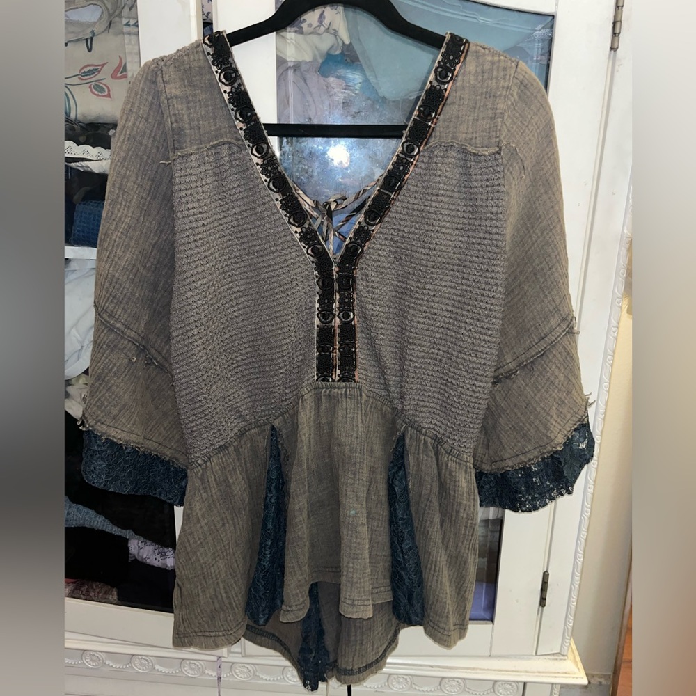 NWOT POL size Small mixed-media Boho V-Neck Peplum Top in Taupe with Navy Trim